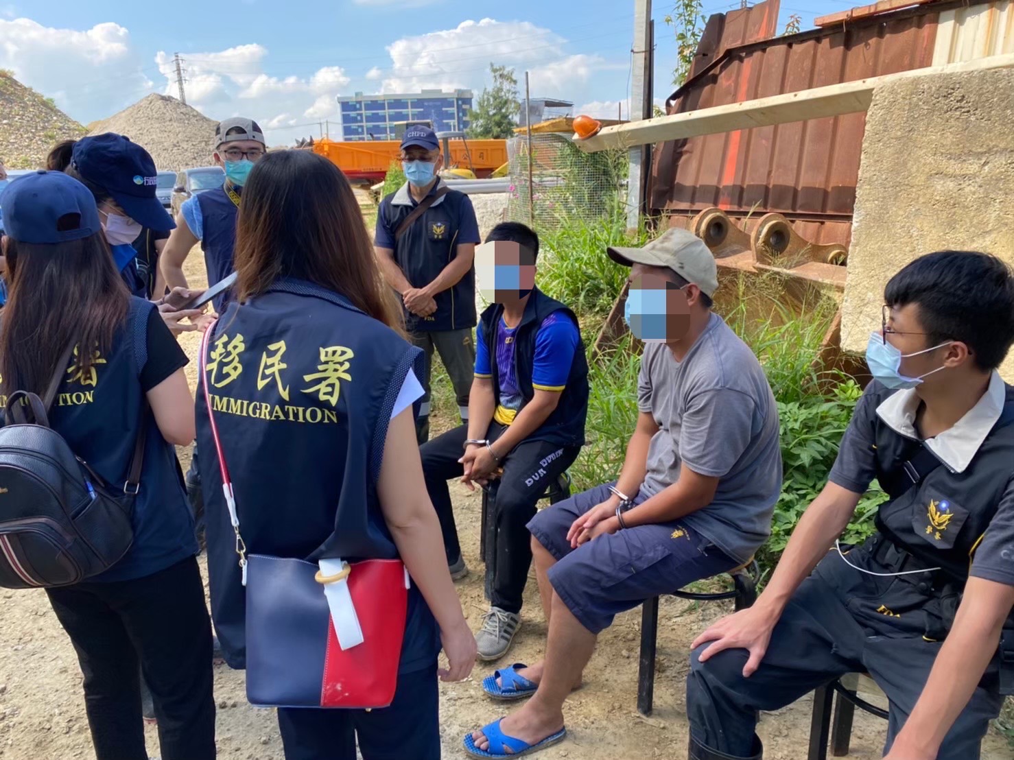 圖片說明:移民署人員陸續查獲非法工作移工。(記者戴昱弘翻攝)