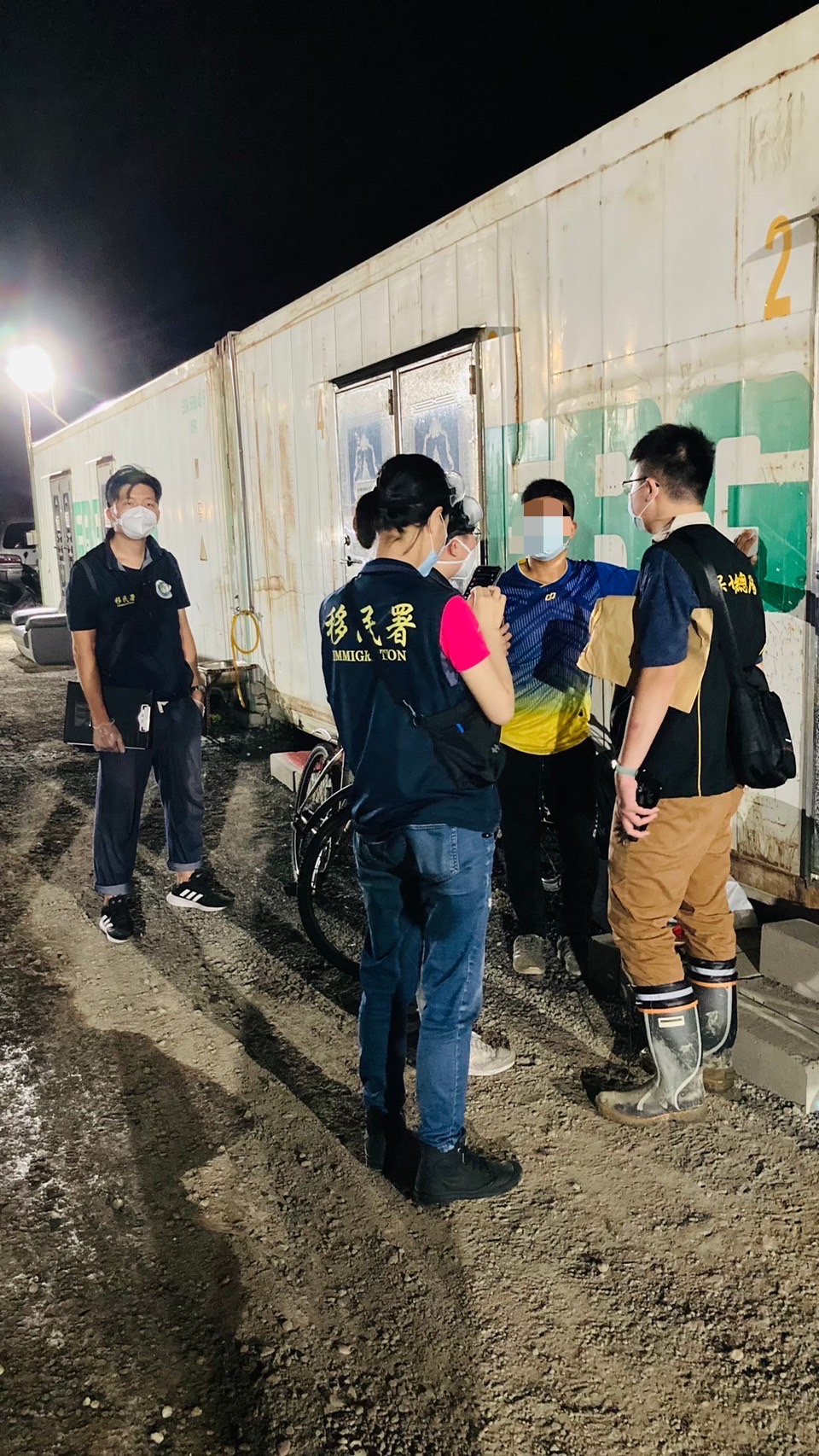 圖片說明:移民署人員調查違法外來人口身分。(記者戴昱弘翻攝)
