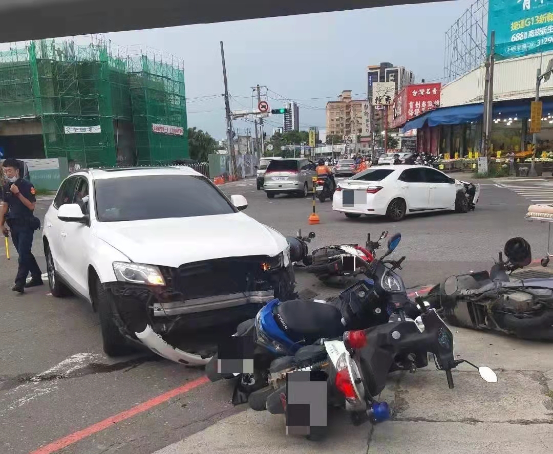圖片說明：曾姓男子違規闖紅燈，失控衝執勤員警等5輛機車，所幸人無大礙。(記者吳萍翻攝）