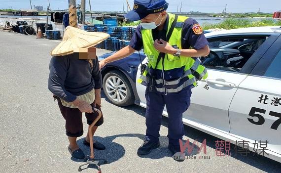 天氣炎熱　百歲人瑞外出散步體力不支　北港暖警護送返家