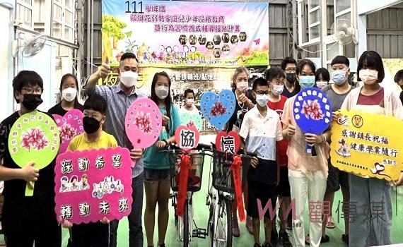 虎尾公所贈孤挺花天使自行車　期許畢業生踏向未來迎向新生