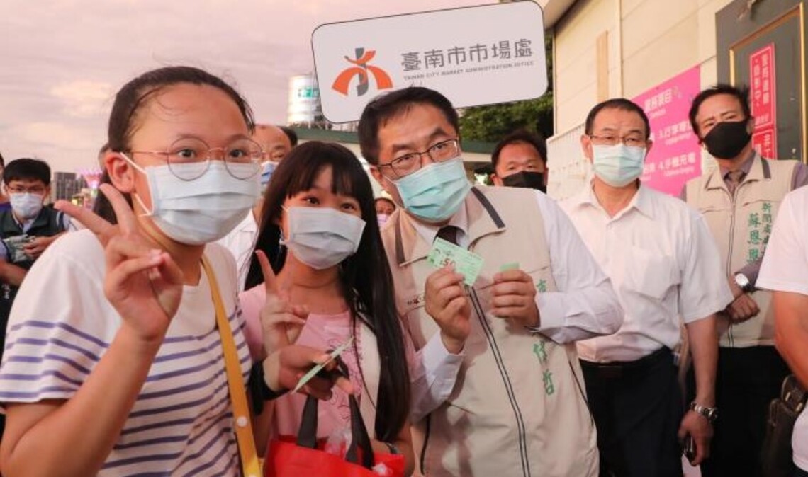 黃偉哲到花園夜市發送抵用券   鼓勵民眾採買活絡經濟