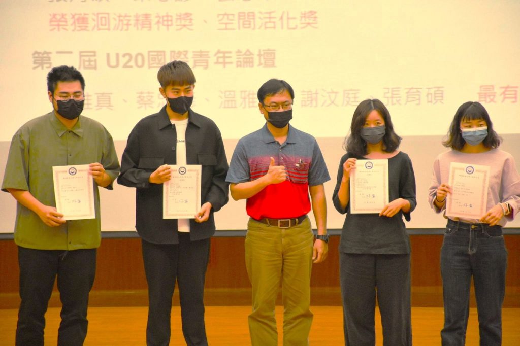 因USR計畫種子學員們的優秀表現,獲得相當多的獎項,學校特別頒贈獎狀鼓勵這些優秀的同學們(圖/朝陽科大工設系提供)