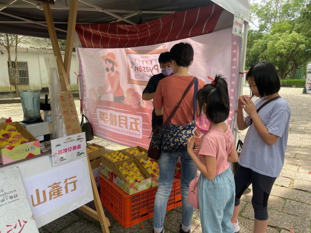 Pyasan小農市集將在6月25日起至8月28日,每周六日辦理水蜜桃季農產展售