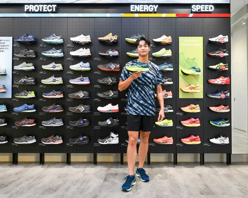 ASICS品牌形象大使林敬倫帶領大家一覽專業跑鞋區 介紹ASICS跑鞋的特別之處