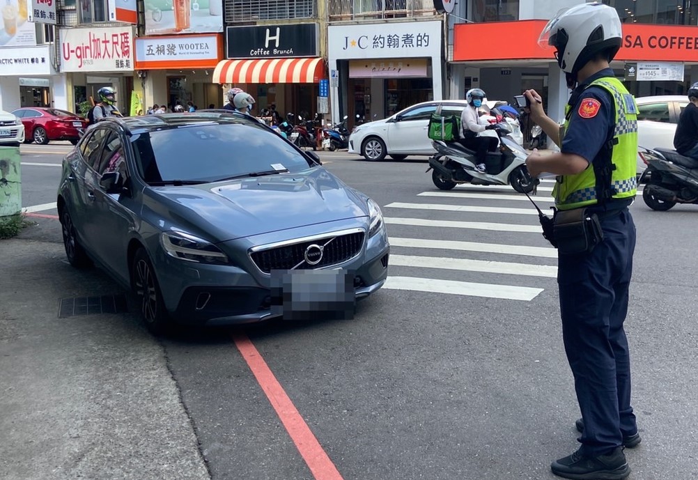 ▲警方重點執法項目-路口十公尺內違規停車 (圖/台中市警察局 提供)
