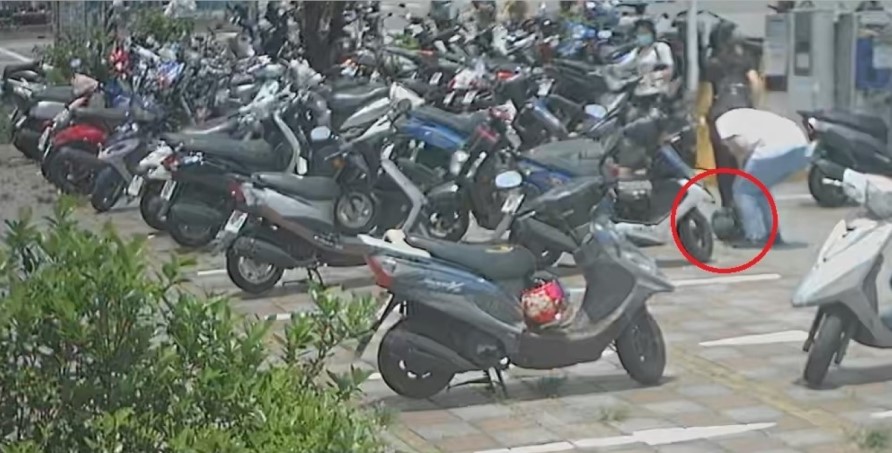 ▲好心的路人拾起安全帽,就近放在鄰近的黑色機車上 (圖/台中市警察局 提供)