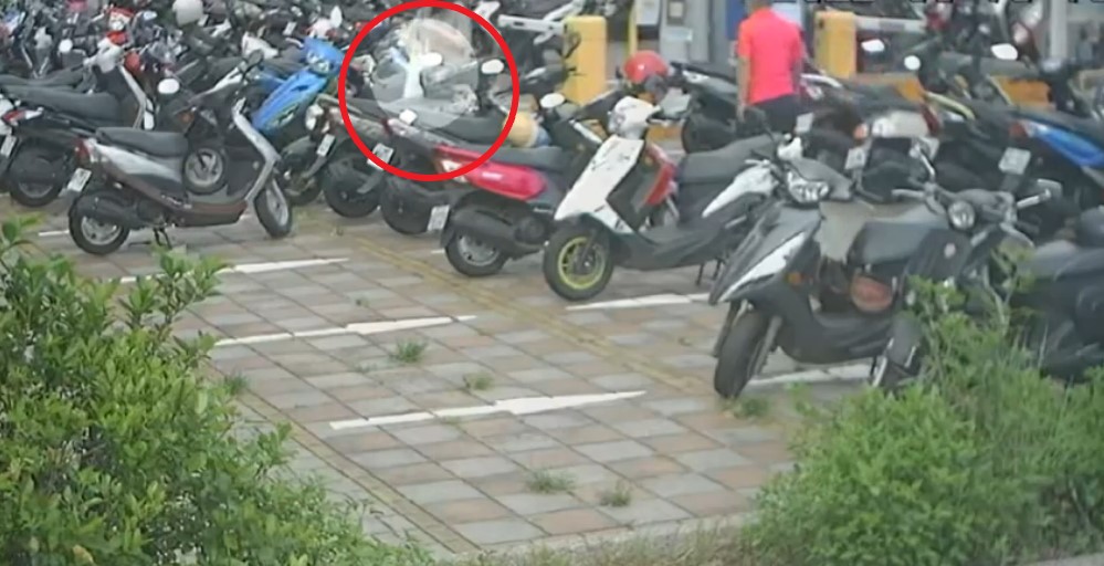 ▲黑色機車的車主姪女以為安全帽是車主的,直接戴上騎走 (圖/台中市警察局 提供)