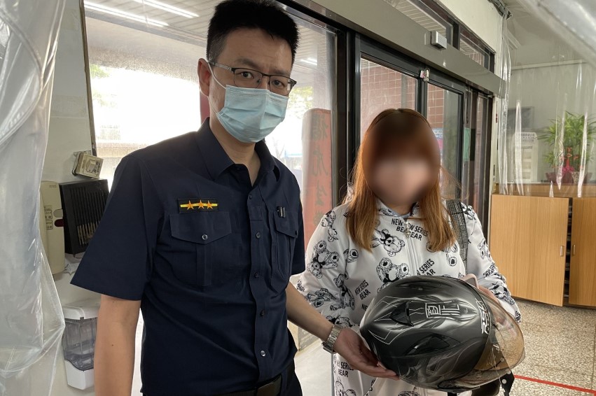 ▲員警調閱監視器,找回黃女被風吹走、烏龍流浪的安全帽 (圖/台中市警察局 提供)