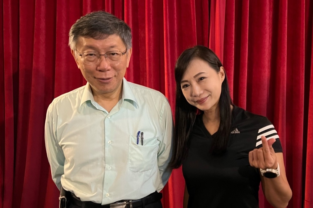 沈慧虹與柯建銘見證新竹公道三路通車 林智堅:這條路走來不容易 32 台灣民眾黨參選人周曉芸與柯文哲合影