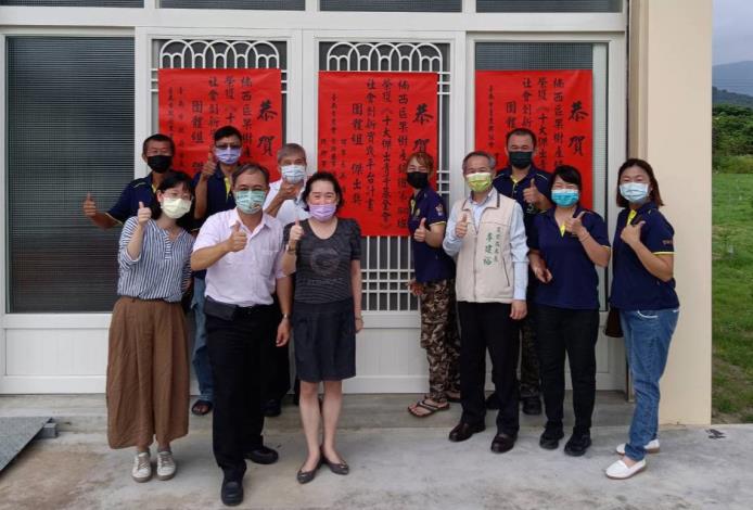 台南青農楊沁涓研發農業資材獲獎 農業局長貼紅榜道賀