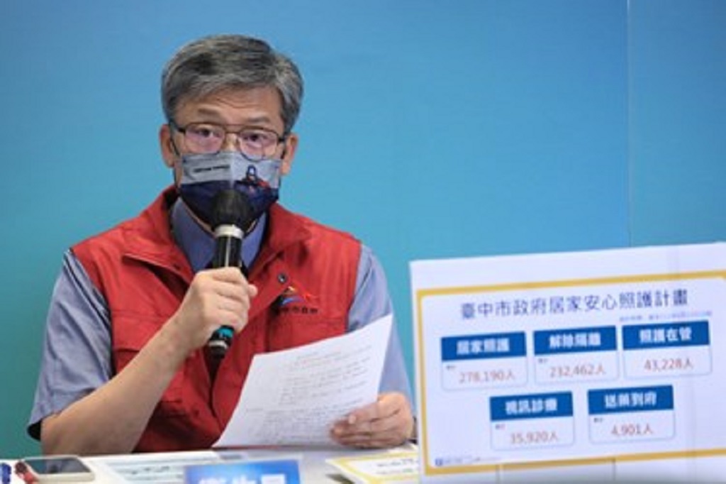 圖片說明:台中市長衛生局長曾梓展說明22日新增死亡個案情形。(記者謝榮浤翻攝)