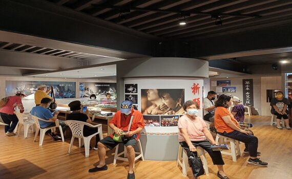 炎夏疫苗施打熱難耐   慈濟會所貼心防曬讓民眾舒心