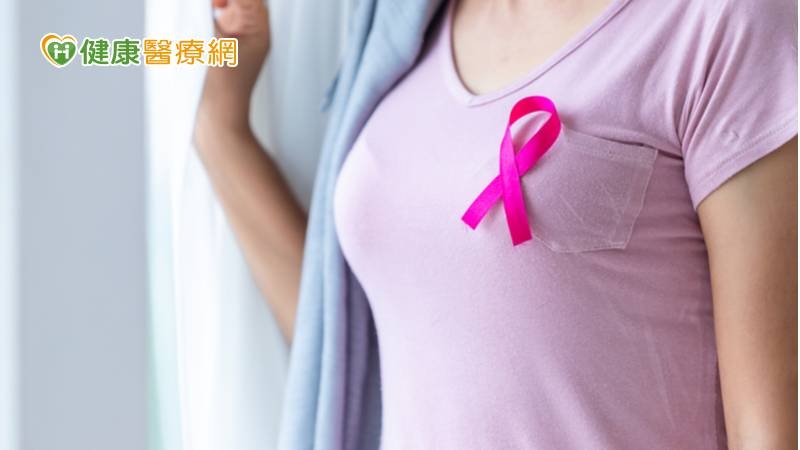 婦罹乳癌延後治療兩年 再次就醫乳房鈣化點已如大雪