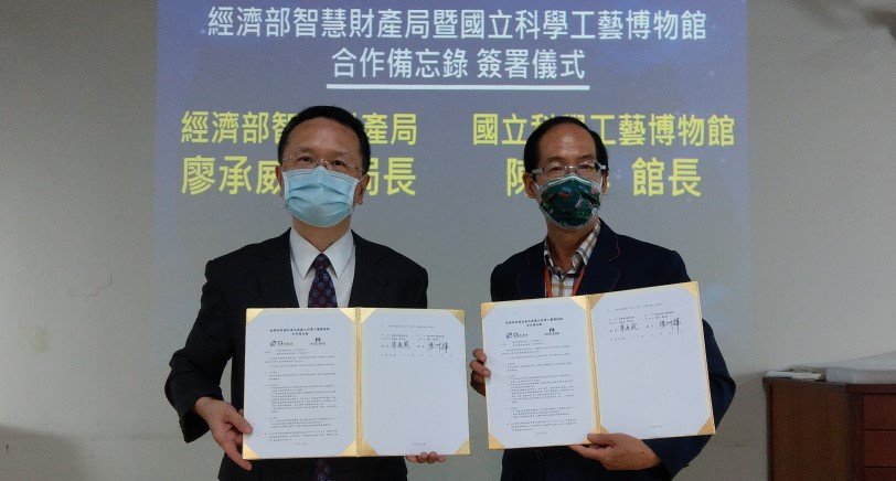可能是 2 個人和文字的圖像
