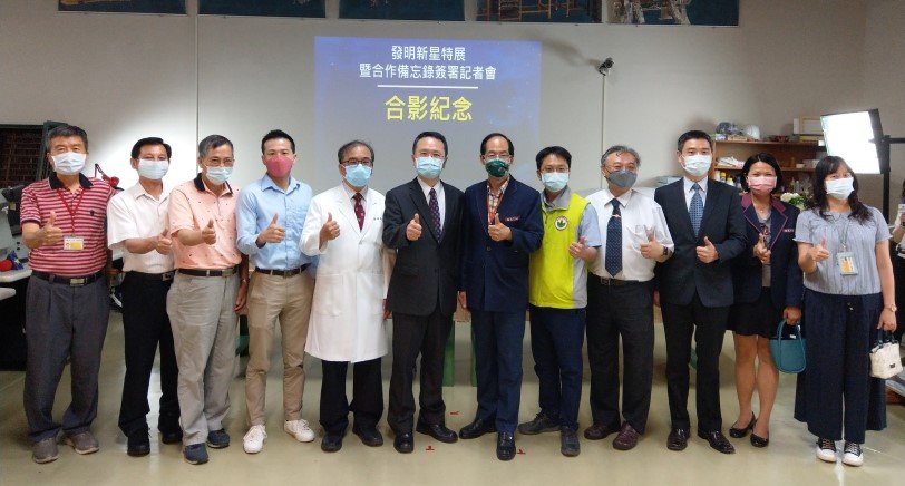 可能是 10 個人和大家站著的圖像