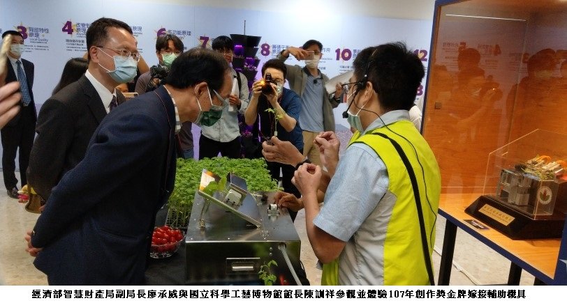 可能是 4 個人、大家站著和室內的圖像