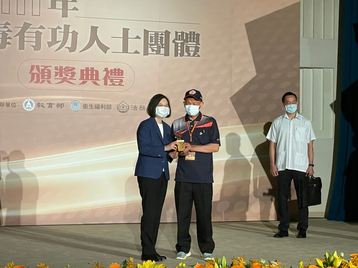 嘉義縣毒品危害防制中心志工張國正反毒有功 今獲蔡英文總統頒獎
