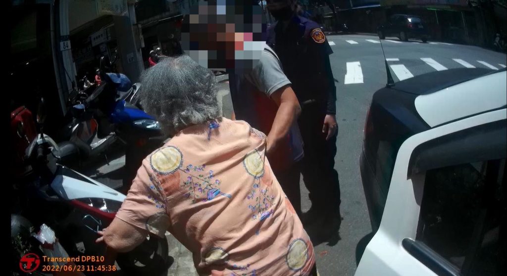  樹林警分局彭厝派出所警員劉彥辰、陳佩君協助迷失老人返家