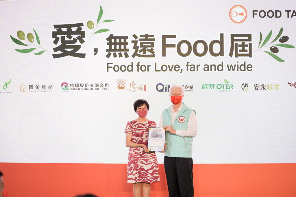 新竹愛恆啟能中心戴耀賽董事長(右) 於今(24)日「愛,無遠FOOD屆」贈禮儀式中致贈感謝狀予外貿協會林芳苗秘書長(左)。