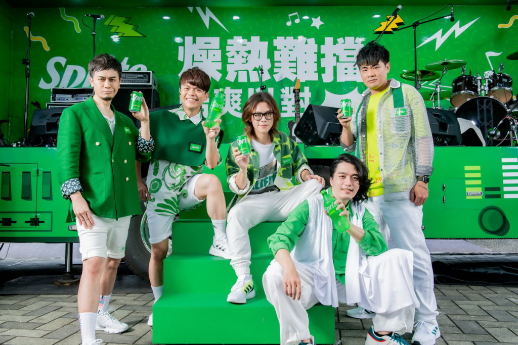 YouTuber界天團「七月半」久違的合體公開演出,高溫賣力飆歌靠「雪碧」降溫不噴汗(可口可樂公司提供)