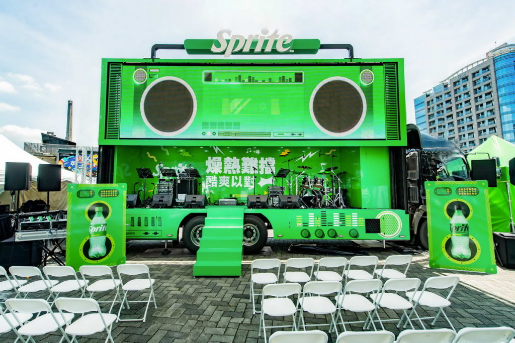「雪碧」打造「雪碧酷爽音樂車」揭開夏日音樂季序幕,6月24日起集結24組實力樂團進行北中南三地巡迴演出,邀請消費者喝著酷爽新配方的「雪碧」,一起聽音樂抵抗炎夏(可口可樂公司提供)