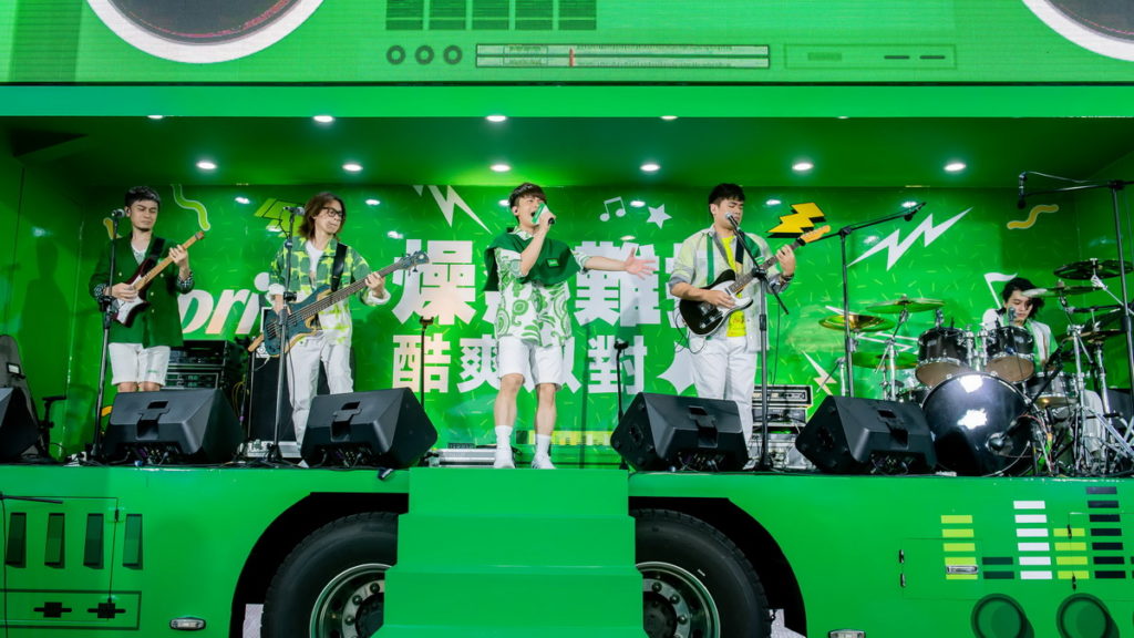 「七月半」久違合體公開演出,開場表演遇到傾盆大雨,但仍在台上賣力演唱到全身濕透,粉絲們冒雨支持熱情加倍(可口可樂公司提供)