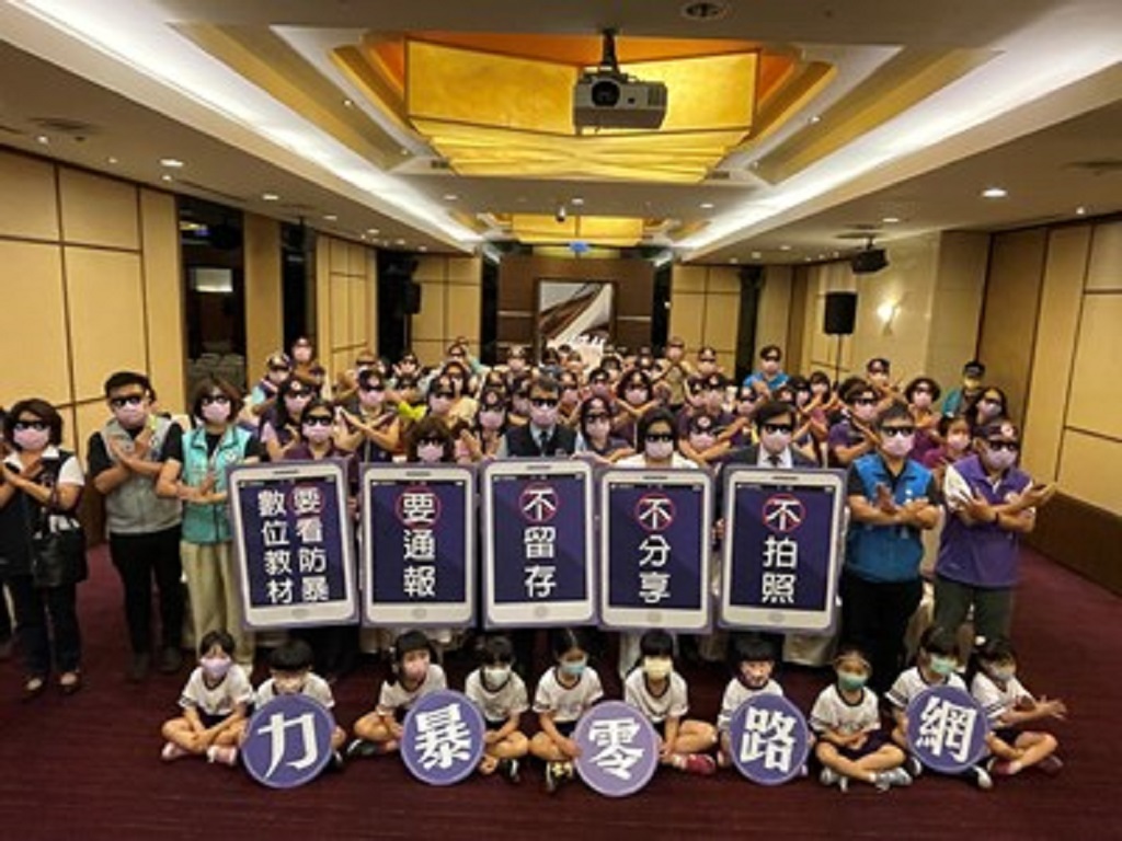 圖片說明:台中市社會局副局長陳仲良昨(23)日參加家暴防治月宣導活動後與相關人員合影。(記者謝榮浤翻攝)