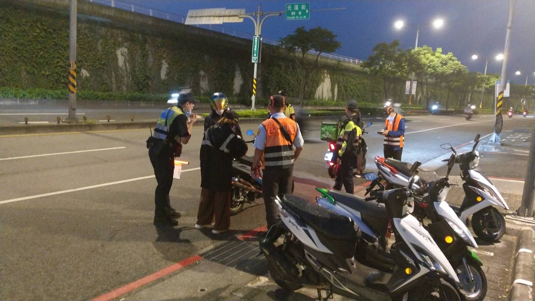 圖片說明:永和警監聯手在永和交通最為繁重環河東路,設置攔查點,執行聯合稽查取締勤務。(記者徐煜勝翻攝)