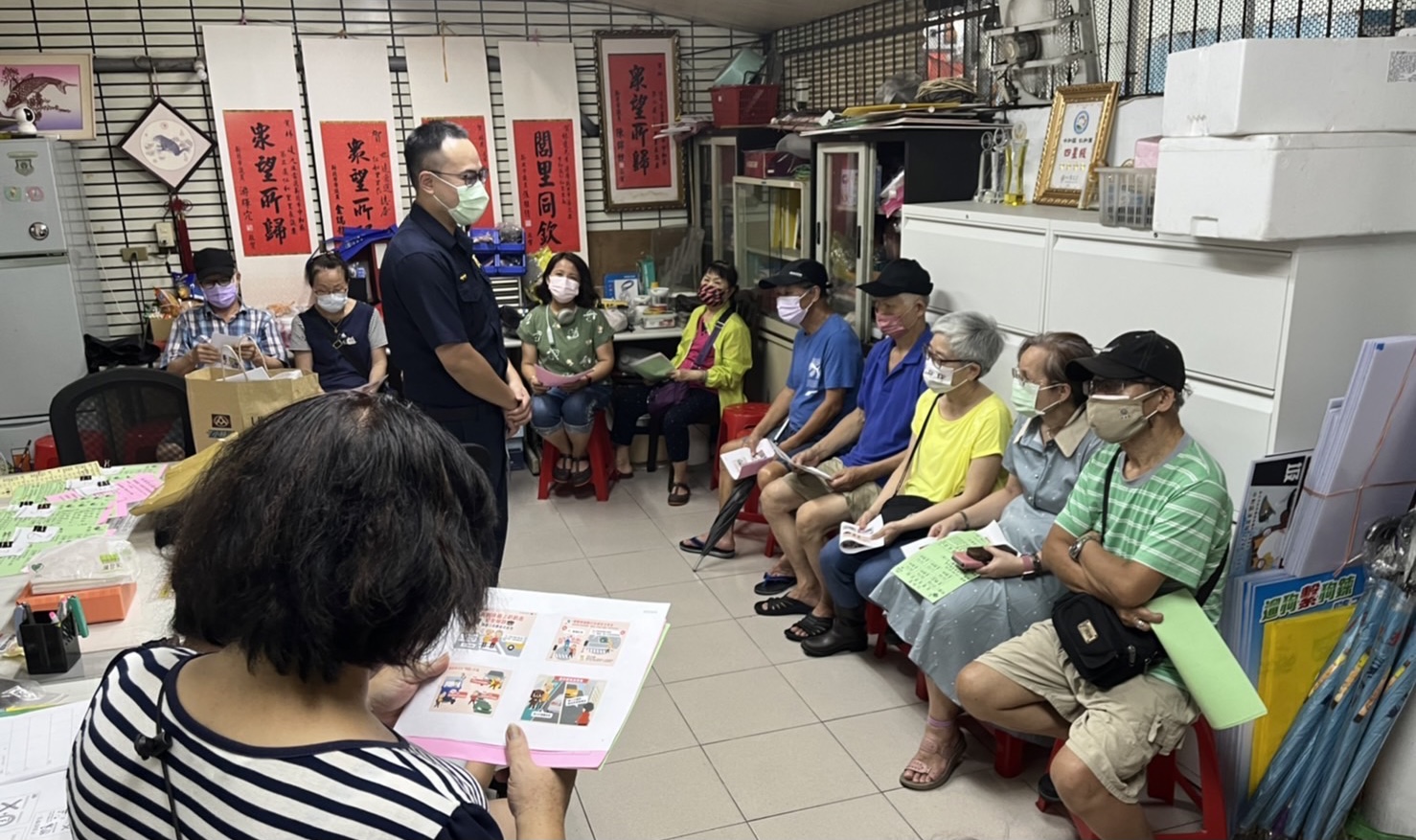 圖片說明:中和警配合第二季專案主題,特別指派交通中隊員警至轄內仁和里辦理相關宣導,向民眾宣導交安觀念。(記者徐煜勝翻攝)