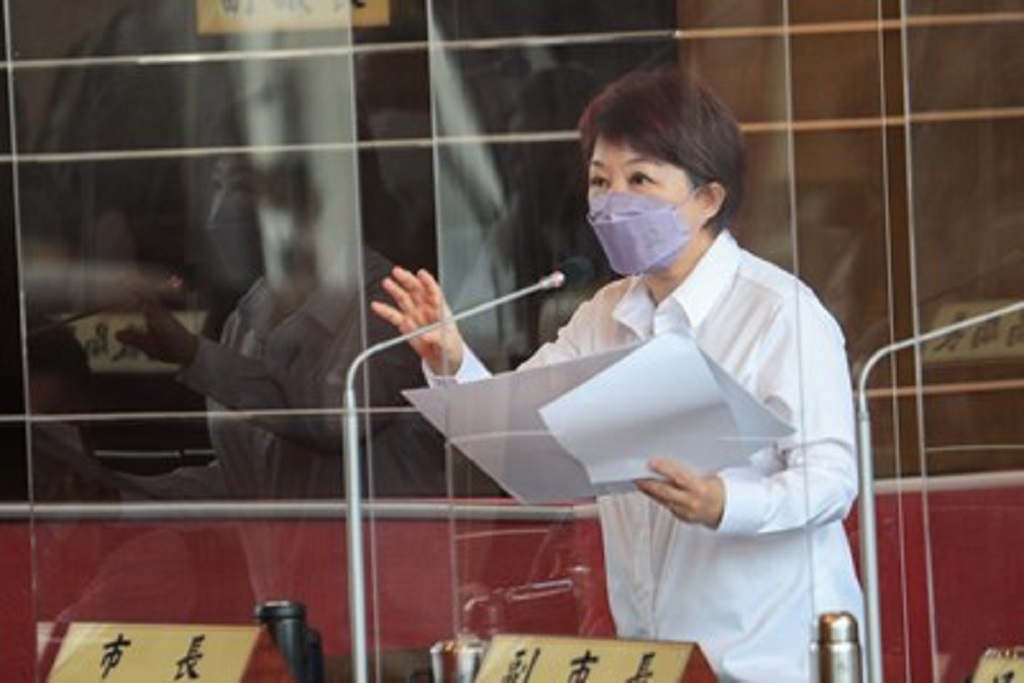 圖片說明:台中市長盧秀燕說明中央獎勵疫苗接種措施到月底,規劃再加開快打站。(記者謝榮浤翻攝)