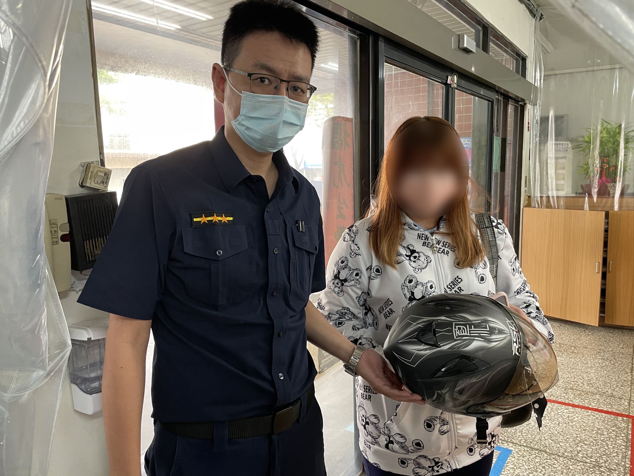 圖片說明:臺中市黃姓女子日前下班時發現安全帽不翼而飛,經第三分局員警協助尋回後合影。(記者謝榮浤翻攝)