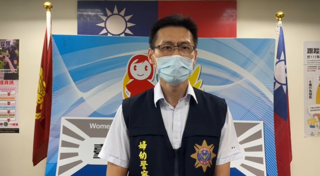 圖片說明:臺北市政府警察局婦幼警察隊偵防組長許文鋒宣導兒少自我保護觀念。(記者徐煜勝翻攝)