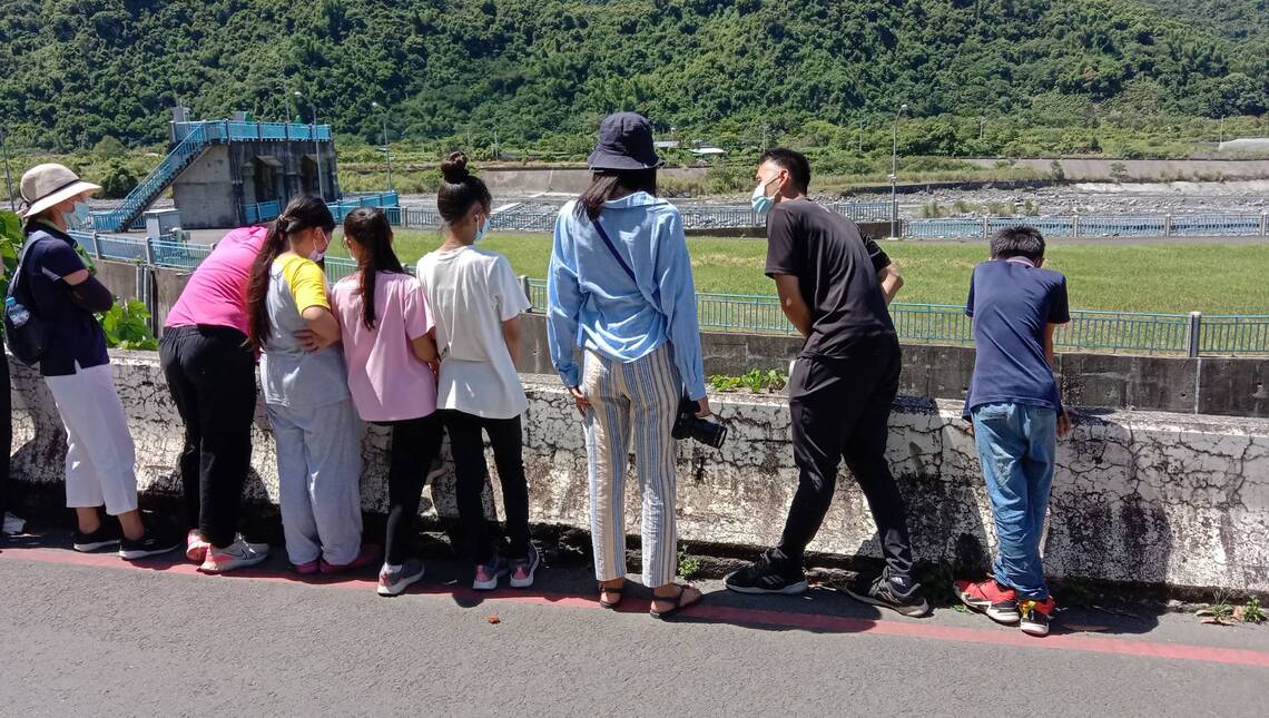 花蓮大禹國小蔡昀諺清晨四時開車來屏東縣上二峰圳的戶外自然課/波新聞