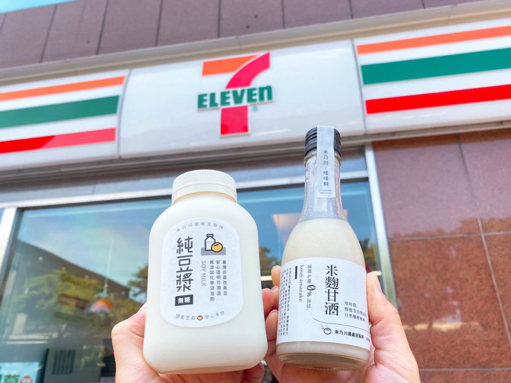 以三峽在地小農豆漿聞名的「禾乃川國產豆製所」,使用在地小農大豆製成,將禾乃川無糖純濃黃豆漿、禾乃川米麴甘酒等商品於限定門市販售 (2)