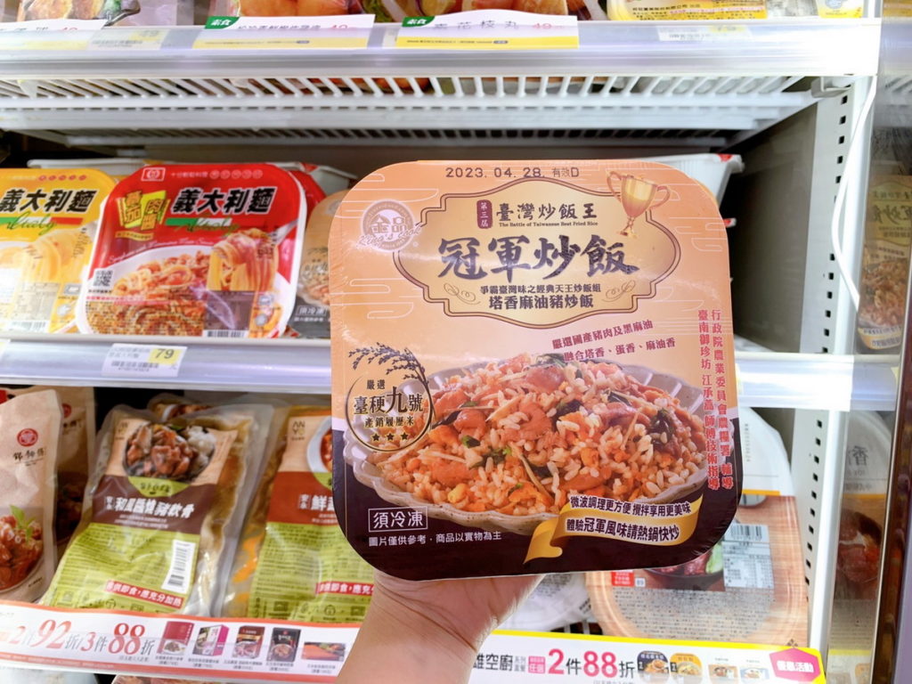 自有鮮食共有超過60種品項使用台稉九號米及臺南11號米,包含御飯糰、燴飯、咖哩飯、炒飯、便當等商品,均取得農糧署認可「台灣米標章」,圖為與農糧署合作冠軍炒飯