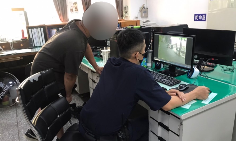 ▲黃男機車踏板上釣竿不翼而飛,員警與黃男觀看監視器畫面 (圖/苗栗縣警察局 提供)