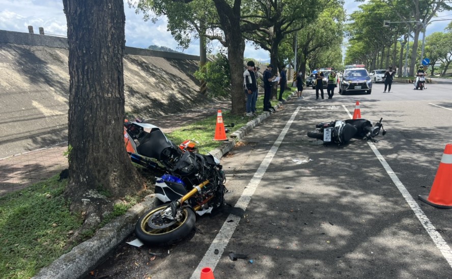 ▲苗栗經國路上發生大型重機碰撞死亡車禍，員警趕赴現場處置 (圖/苗栗縣警察局 提供)