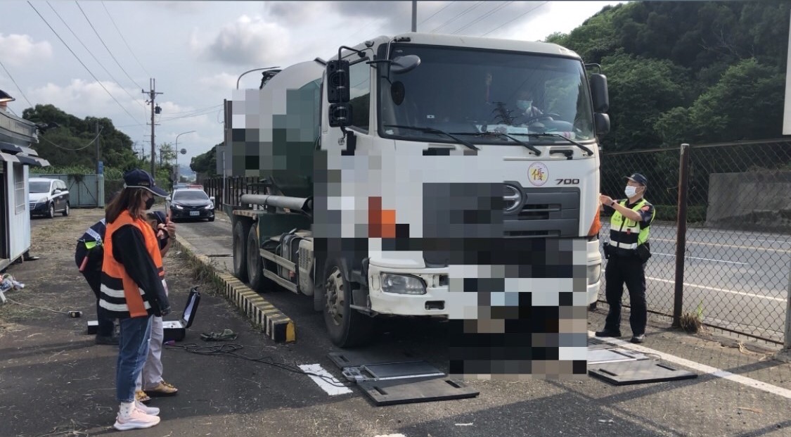 ▲苗栗警察局啟動大型車違規取締勤務，保護民眾行的安全 (圖/苗栗縣警察局 提供)