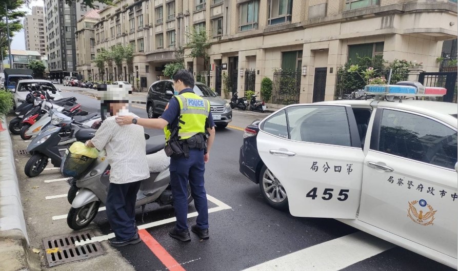 ▲95歲賴姓老翁騎車出門卻迷路,員警到場發現似乎為轄區居民 (圖/台中市警察局 提供)