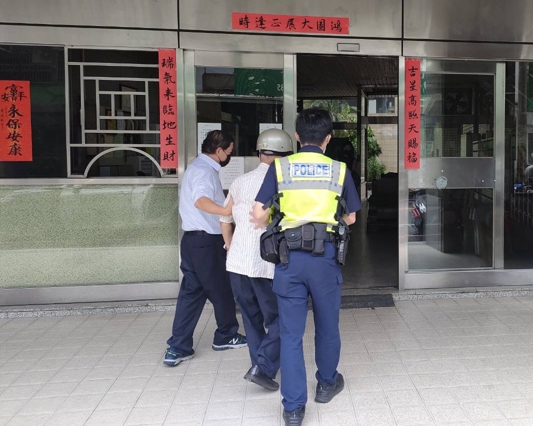 ▲員警與家屬聯繫後,以警車載送賴姓老翁返家 (圖/台中市警察局 提供)