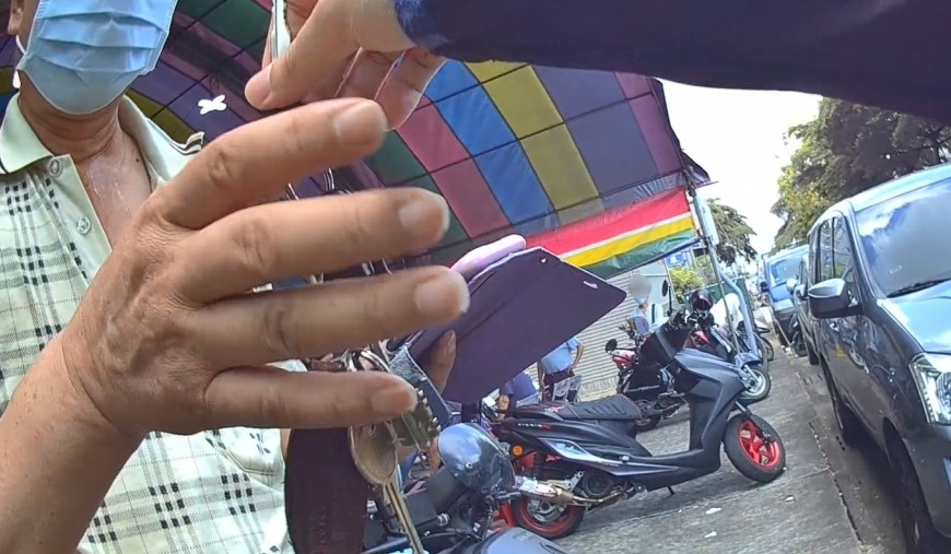 ▲紀姓車主返回現場,慶幸還好有員警協助保管鑰匙 (圖/台中市警察局 提供)