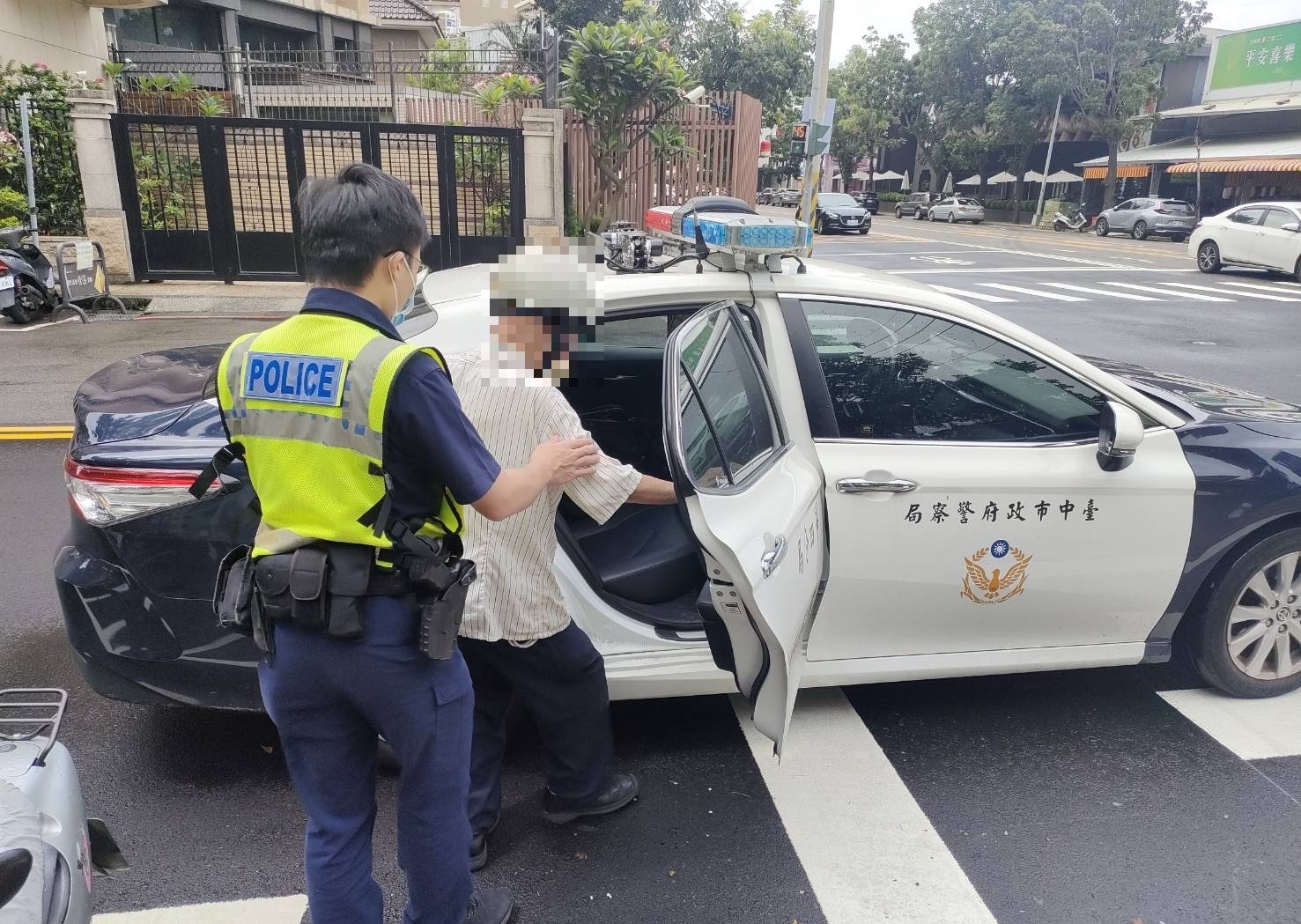 圖片說明:暖心的員警擔憂賴姓老翁身體不適,因此先與家屬取得聯繫後,主動協助載送95歲的老翁返家與家人團聚。(記者江雁武翻攝)