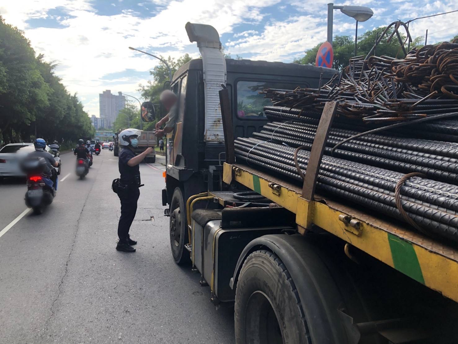 圖片說明:中和警強力取締違規大型車,保障用路人安全。(記者徐煜勝翻攝)