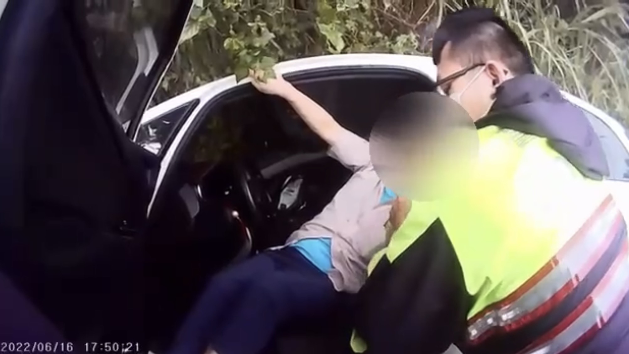 圖片說明:黃男因天候不佳又疑似操作失當,連人帶車卡於溝中,所幸汐止警及時神救援。(記者徐煜勝翻攝)
