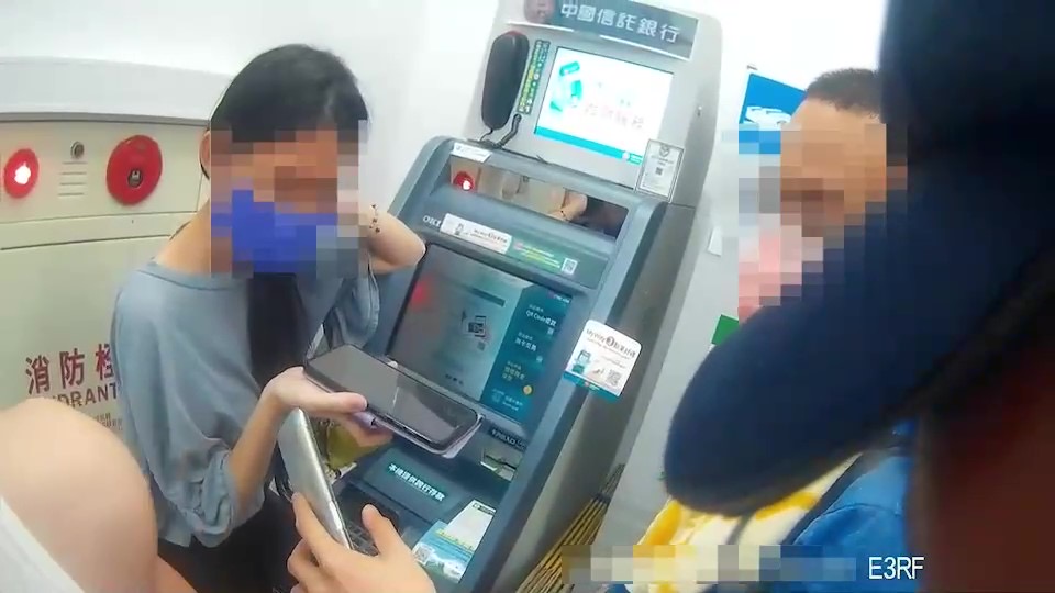 圖片說明:王女遭網路詐騙差點匯款,所幸三峽警及時出現耐心說明成功阻詐。(記者戴昱弘翻攝)