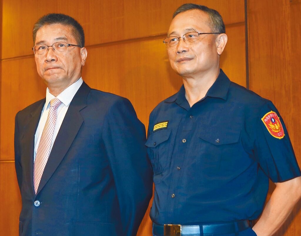 圖片說明:內政部22日證實已核准警政署長陳家欽退休,並報請銓敘部處理。圖為昔日內政部長徐國勇(左)與陳家欽。(記者江雁武翻攝)