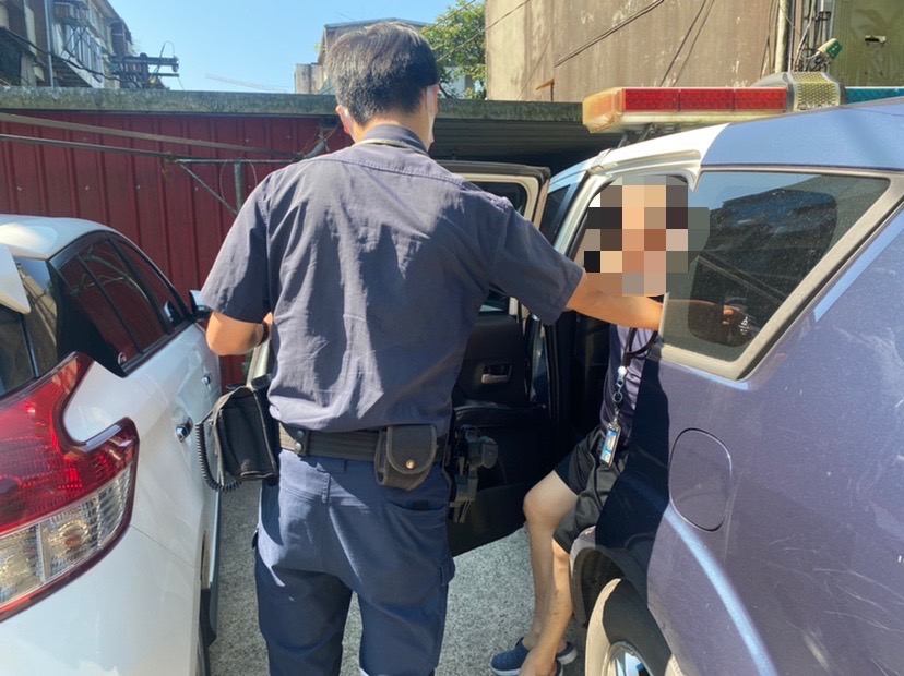 圖片說明:南榮路派出所警員魏簡彣及陳思雯將疑有智能障礙男子載返派出所安置。 (記者宋紹誠翻攝)