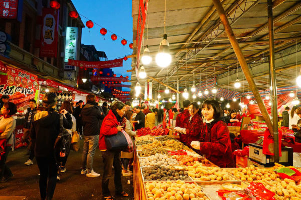 張燈結綵迎新年 年貨大街總攻略！