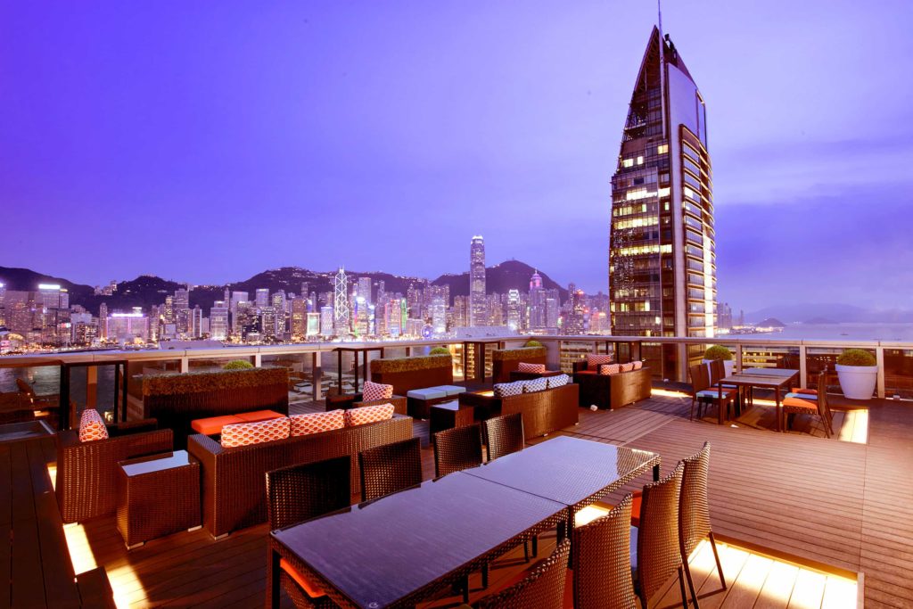 在維港夜景下享受露天酒吧氣氛是香港獨有體驗（香港旅遊發展局提供）